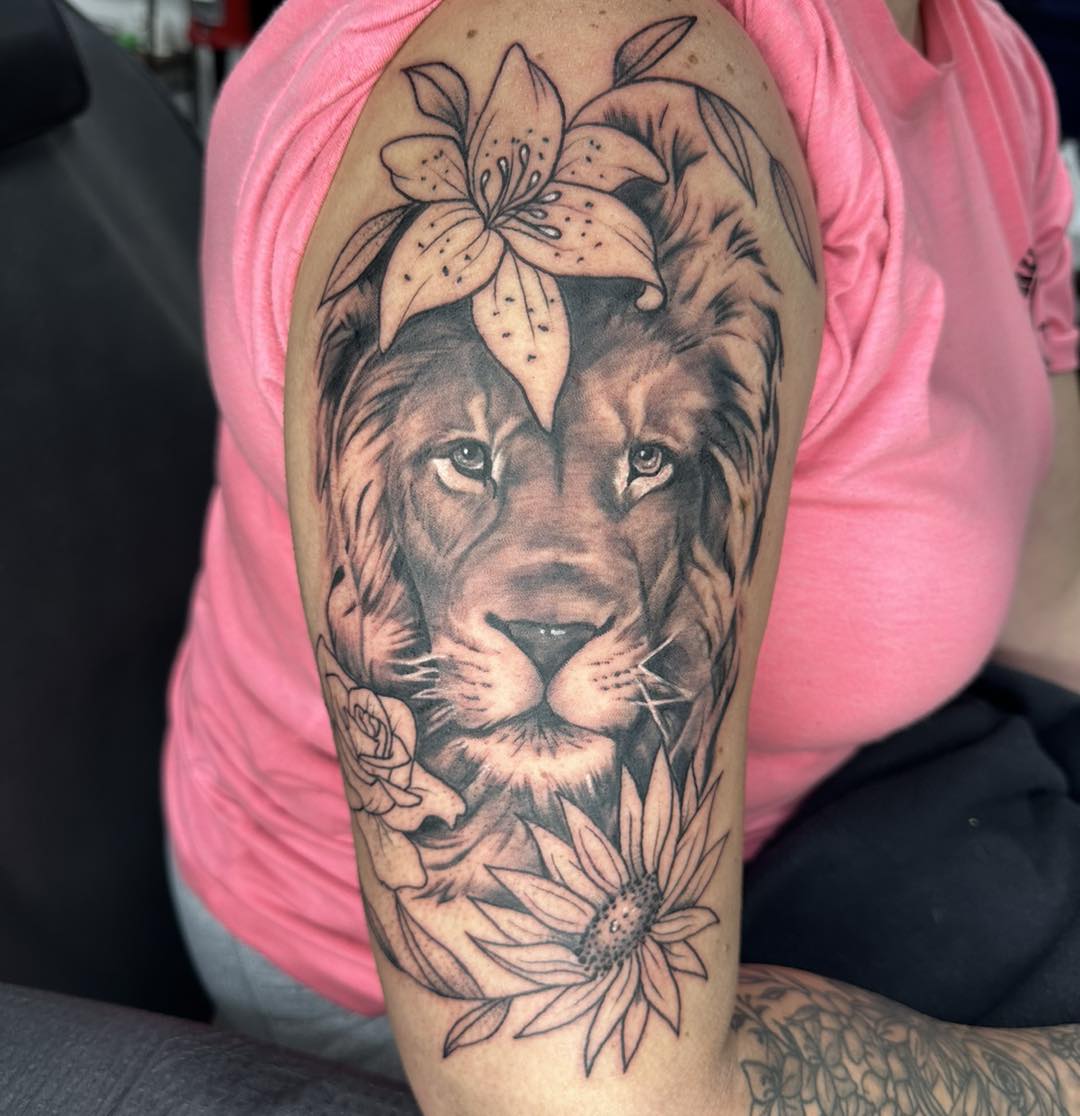 Lion-Floral-grayscale-tattoo