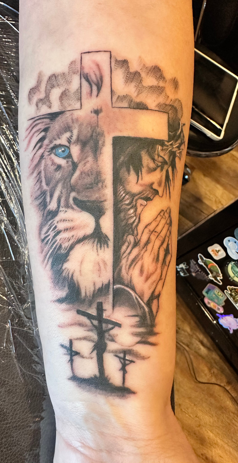 Lion-cross-jesus-praying-tattoo-shading