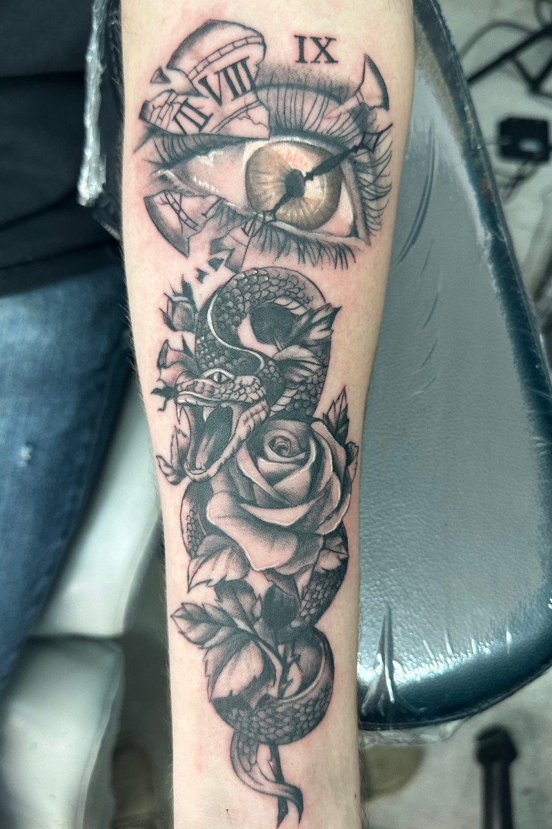 snake-rose-eye-clock-grayscale-tattoo